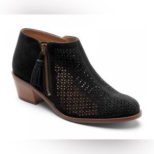 Vionic Joy Daytona Suede Ankle Boots in Black. Size 9